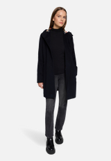 Kurzmantel mit Kapuze / Modellfoto Vorderseite (Outfit)