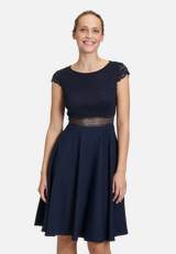 Abendkleid mit Spitze / Modellfoto Vorderseite