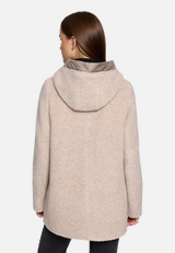 Wolljacke mit Kapuze / Modellfoto Rückseite