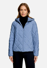 Leichte Steppjacke  mit Kapuze  / Modellfoto Vorderseite