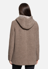 Wolljacke mit Kapuze / Modellfoto Rückseite