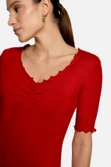 T-Shirt mit gerafftem Ausschnitt / Detailbild
