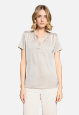 Satin-Bluse kurzarm / Modellfoto Vorderseite