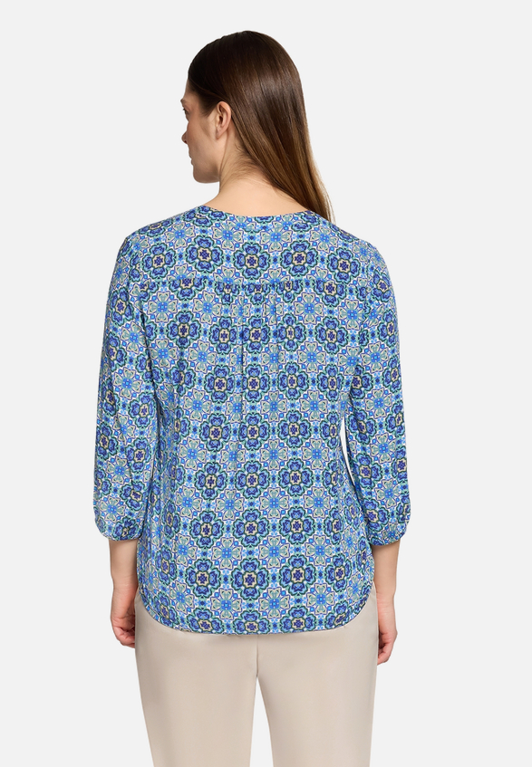Casual-Bluse mit Muster / Modellfoto Rückseite