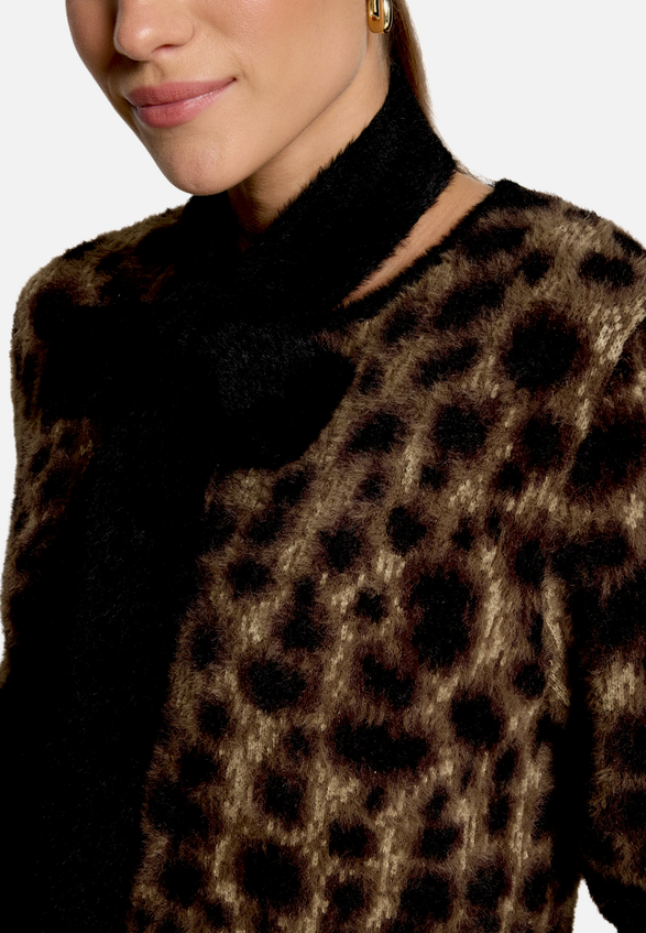 Flauschige Leo-Strickjacke mit Schal  / Detailbild