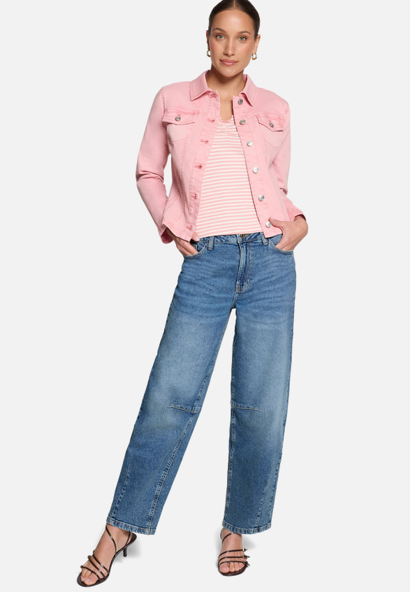 Jeansjacke tailliert mit Knopfleiste / Modellfoto Vorderseite (Outfit)
