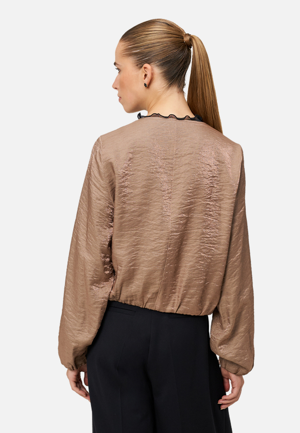 Jacke mit Knittereffekt / Modellfoto Rückseite