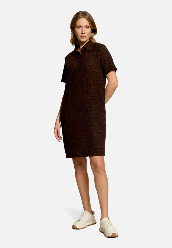 Polokleid mit Eingrifftaschen / Modellfoto Vorderseite (Outfit)