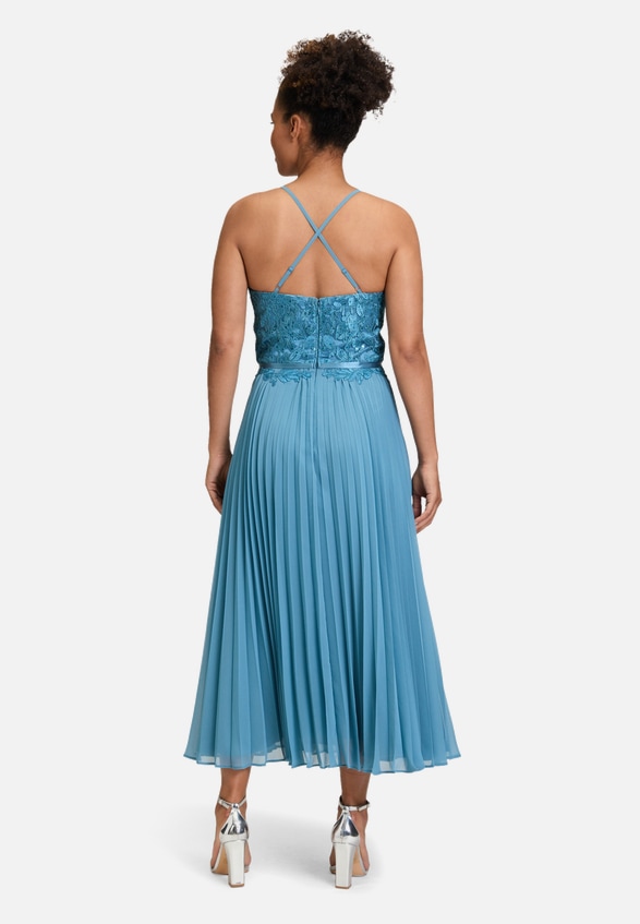 Abendkleid mit Stickerei / Modellfoto Rückseite