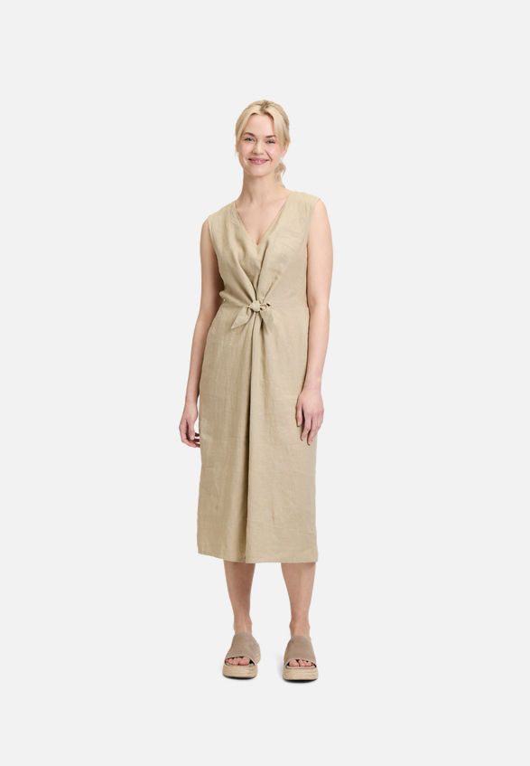 Leinenkleid mit Cut-Outs / Modellfoto Vorderseite (Outfit)