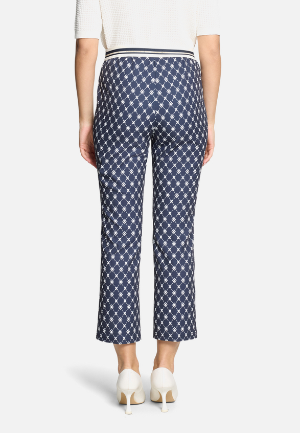 Casual-Hose Slim Fit / Modellfoto Rückseite