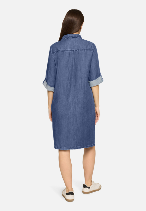 Jeanskleid mit Kragen / Modellfoto Rückseite