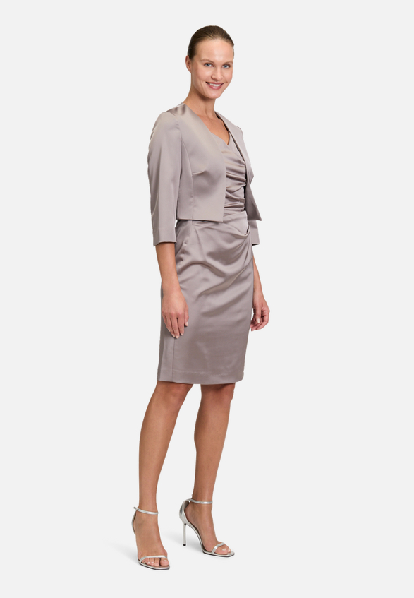 Bolero-Jacke mit Kellerfalten / Modellfoto Vorderseite (Outfit)