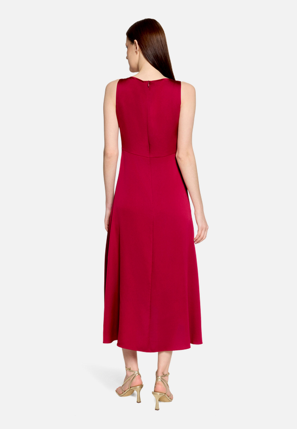 Cocktailkleid mit Raffung / Modellfoto Rückseite