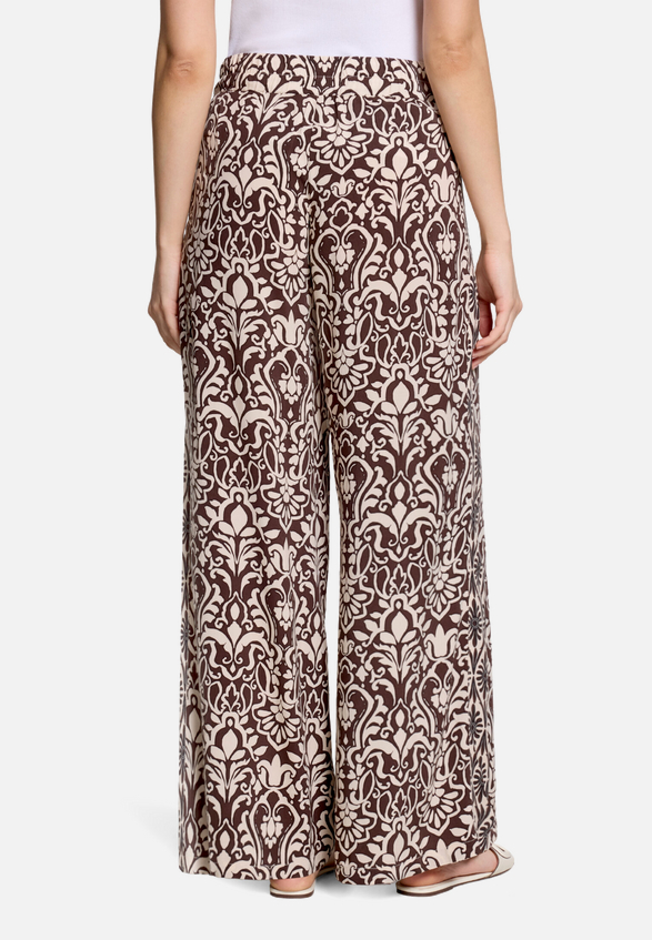 Palazzo-Hose mit Gummizug / Modellfoto Rückseite