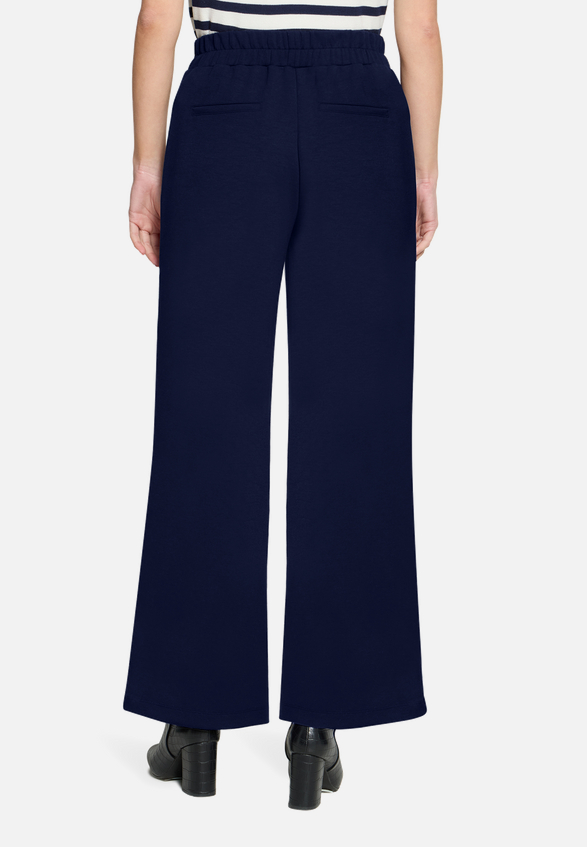 Casual-Hose mit Galonstreifen / Modellfoto Rückseite