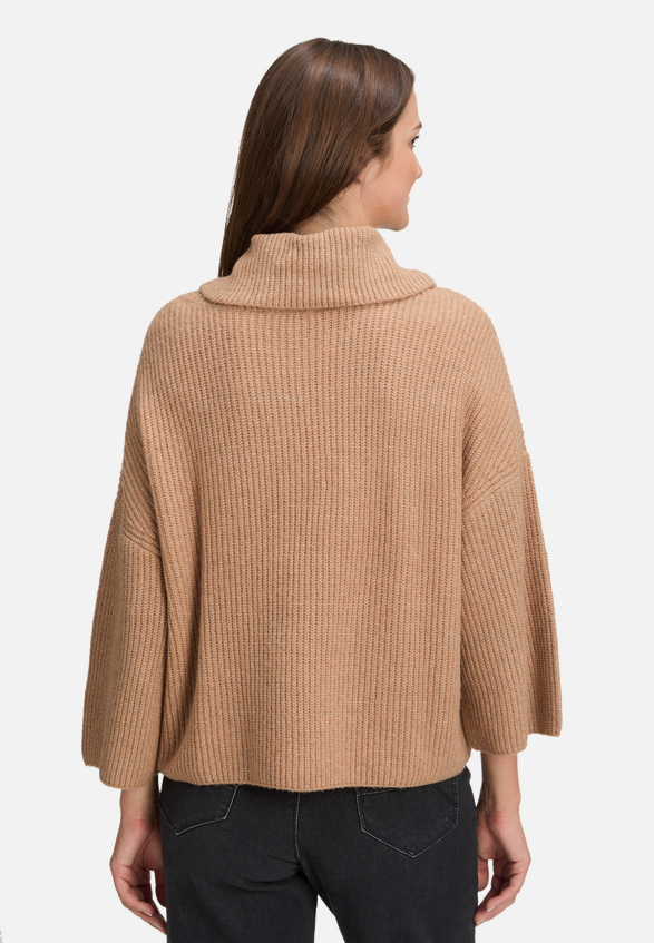 Strickpullover mit Kragen / Modellfoto Rückseite