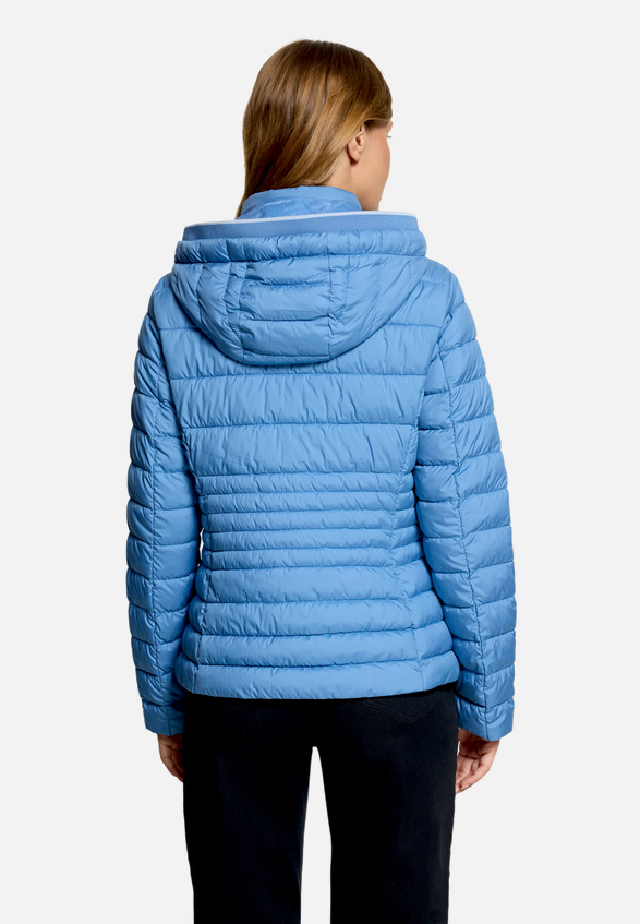Steppjacke leicht mit abnehmbarer Kapuze / Modellfoto Rückseite