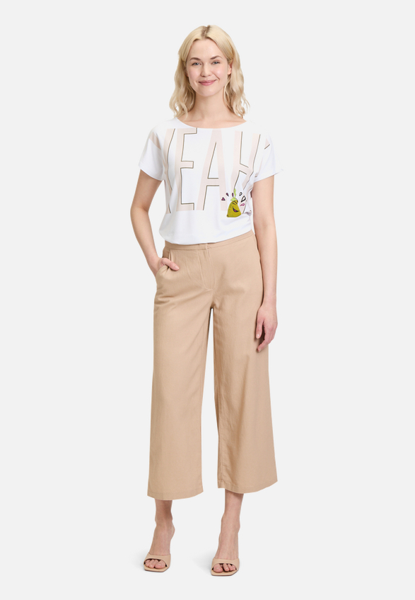 Basic Shirt mit U-Boot-Ausschnitt / Modellfoto Vorderseite (Outfit)