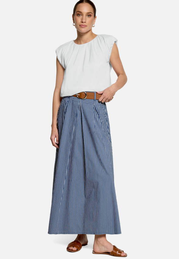 Cropped-Shirt  mit Rundhalsausschnitt  / Modellfoto Vorderseite (Outfit)