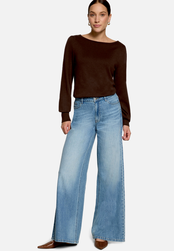 Feinstrickpullover  mit U-Boot Ausschnitt  / Modellfoto Vorderseite (Outfit)