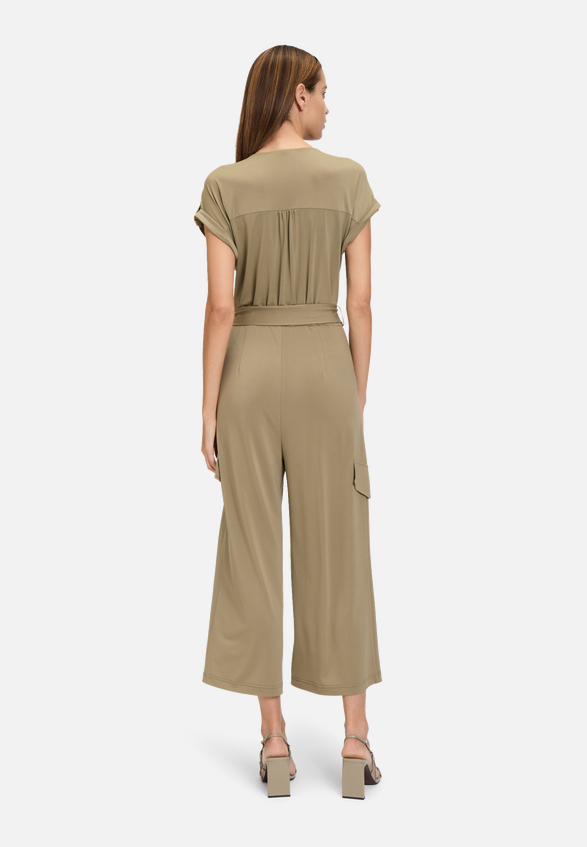 Jumpsuit mit Eingrifftaschen / Modellfoto Rückseite