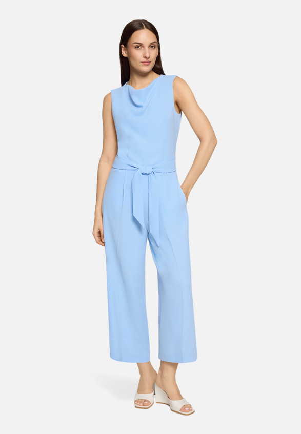 Jumpsuit mit Wasserfallausschnitt / Modellfoto Vorderseite