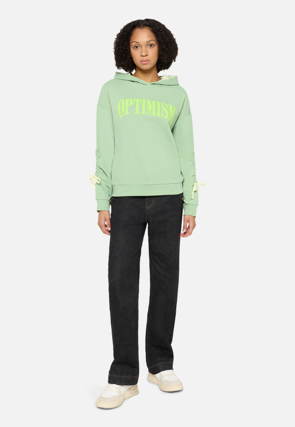 Hoodie mit Kapuze / Modellfoto Vorderseite (Outfit)
