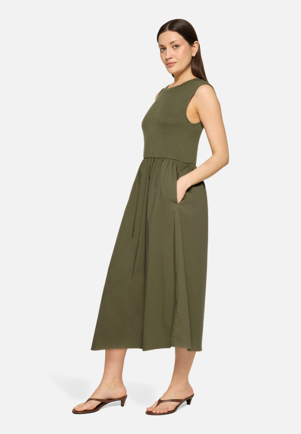 Casual-Kleid mit Eingrifftaschen / Modellfoto Vorderseite (Outfit)