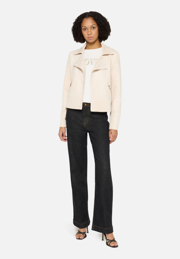 Blazer-Jacke mit offenem Saum / Modellfoto Vorderseite (Outfit)
