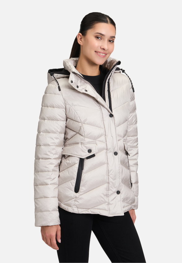 Steppjacke mit abnehmbarer Kapuze / Modellfoto Vorderseite