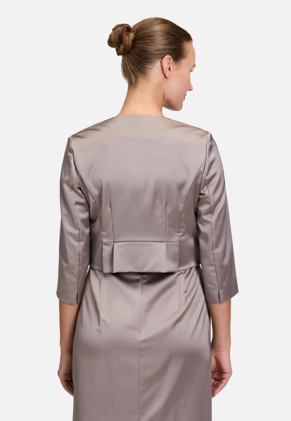 Bolero-Jacke mit Kellerfalten / Modellfoto Rückseite