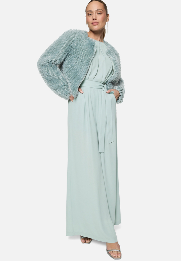 Jumpsuit mit Gürtel und weitem Bein / Modellfoto Vorderseite (Outfit)