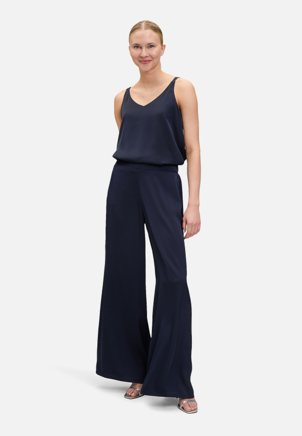 Satin-Bluse mit V-Ausschnitt / Modellfoto Vorderseite (Outfit)