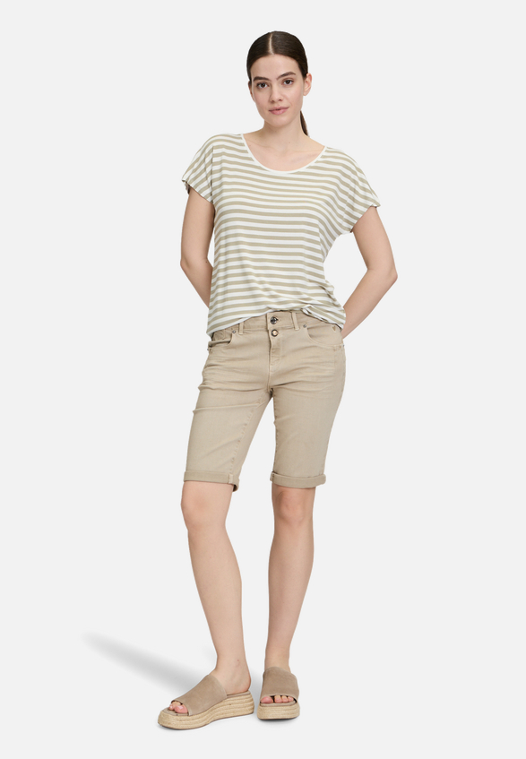 Shorts mit Stickerei / Modellfoto Vorderseite (Outfit)