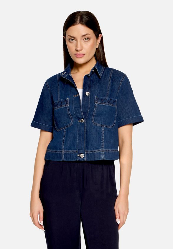 Jeansjacke mit Kragen / Modellfoto Vorderseite
