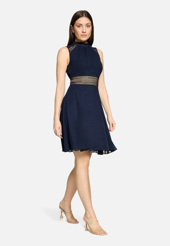 Cocktailkleid mit Spitzeneinsatz / Modellfoto Vorderseite (Outfit)