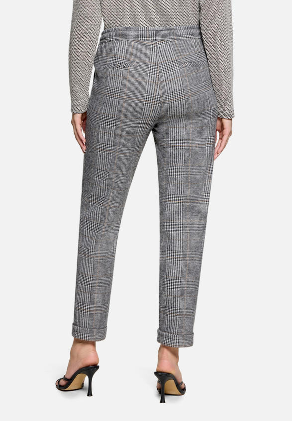 Karo-Hose mit Bindegürtel / Modellfoto Rückseite