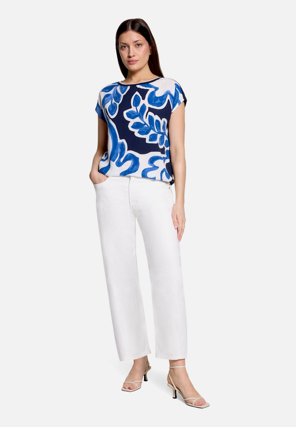 Patchwork-Shirt mit Print / Modellfoto Vorderseite (Outfit)