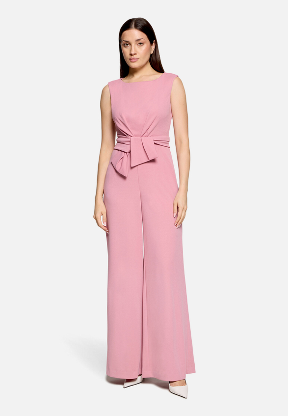 Jumpsuit mit weitem Bein / Modellfoto Vorderseite