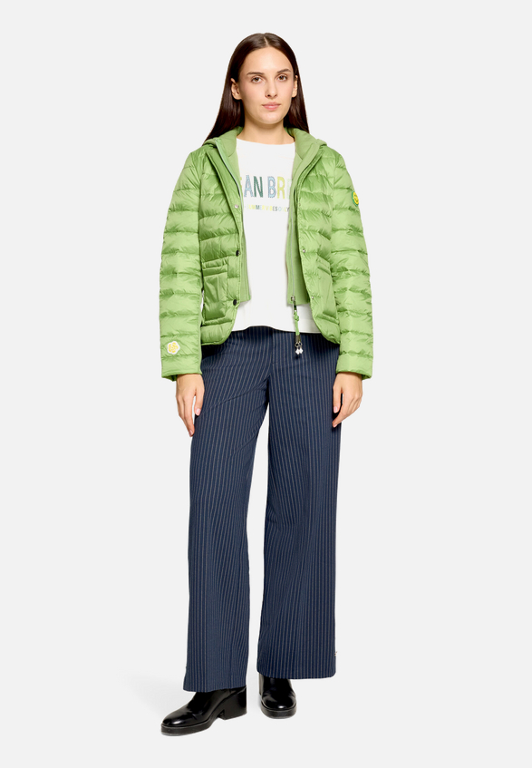 Steppjacke mit abnehmbarer Kapuze / Modellfoto Vorderseite (Outfit)