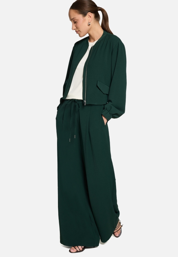 Bomberjacke mit Klappentaschen / Modellfoto Vorderseite (Outfit)