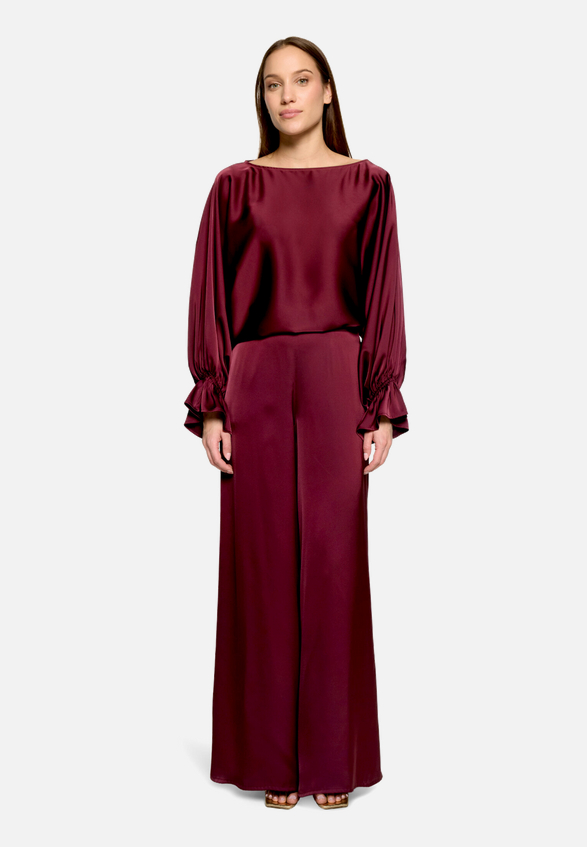 Satin-Bluse mit Fledermausärmeln / Modellfoto Vorderseite (Outfit)