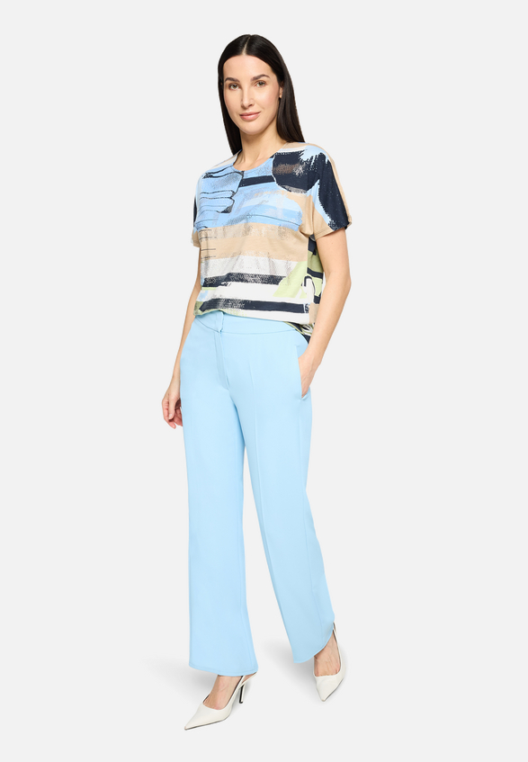 Oversize-Shirt mit Aufdruck / Modellfoto Vorderseite (Outfit)