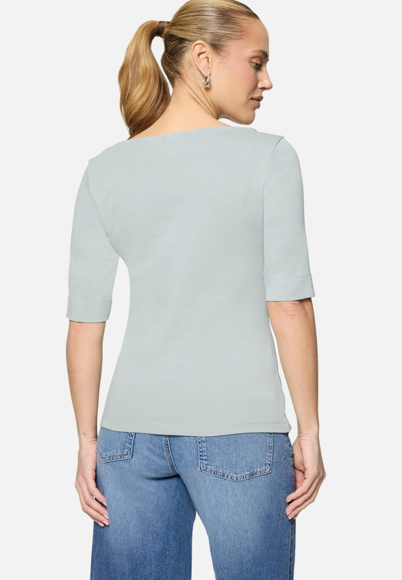 Basic Shirt  mit U-Boot-Ausschnitt / Modellfoto Rückseite