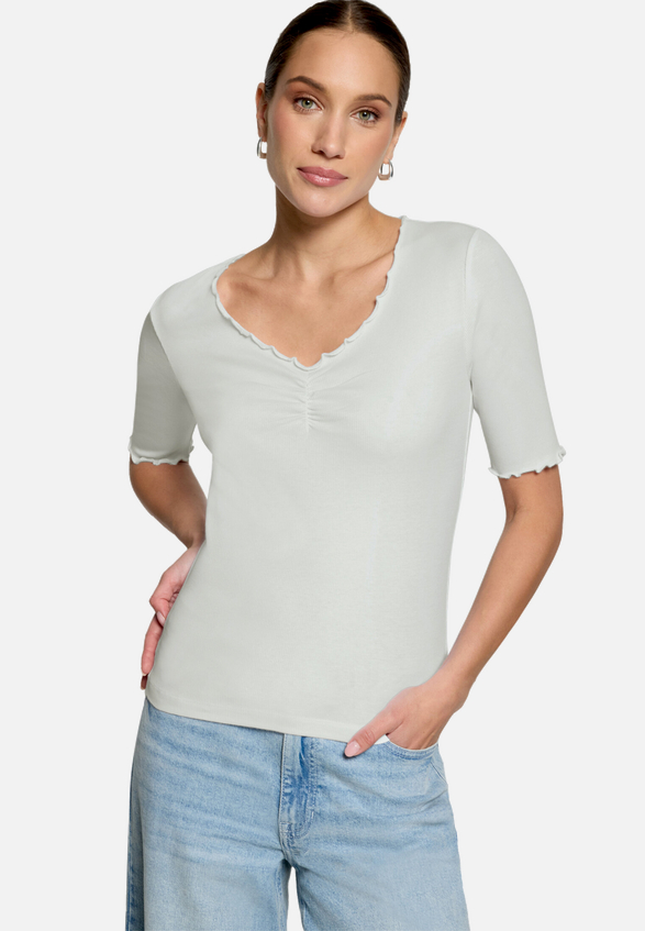 T-Shirt mit gerafftem Ausschnitt / Modellfoto Vorderseite