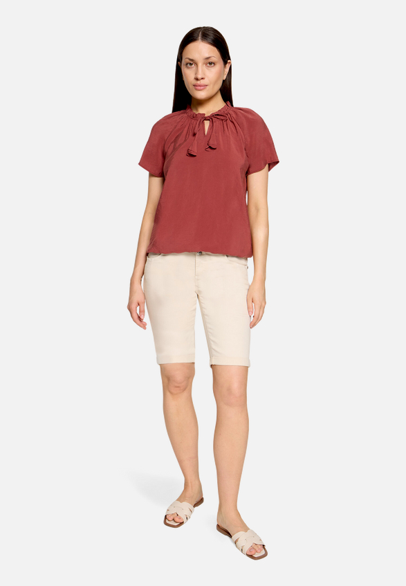 Casual-Bluse mit Raffung / Modellfoto Vorderseite (Outfit)