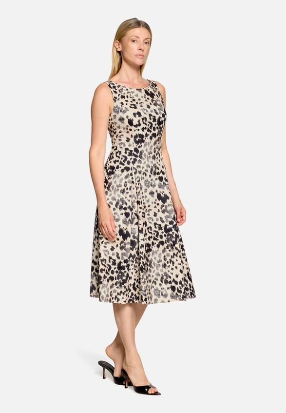 Cocktailkleid mit Kellerfalten / Modellfoto Vorderseite (Outfit)