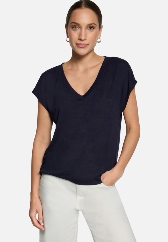 Basic-T-Shirt  mit V-Ausschnitt / Modellfoto Vorderseite