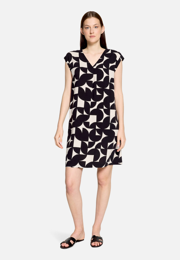 Casual-Kleid mit Print / Modellfoto Vorderseite